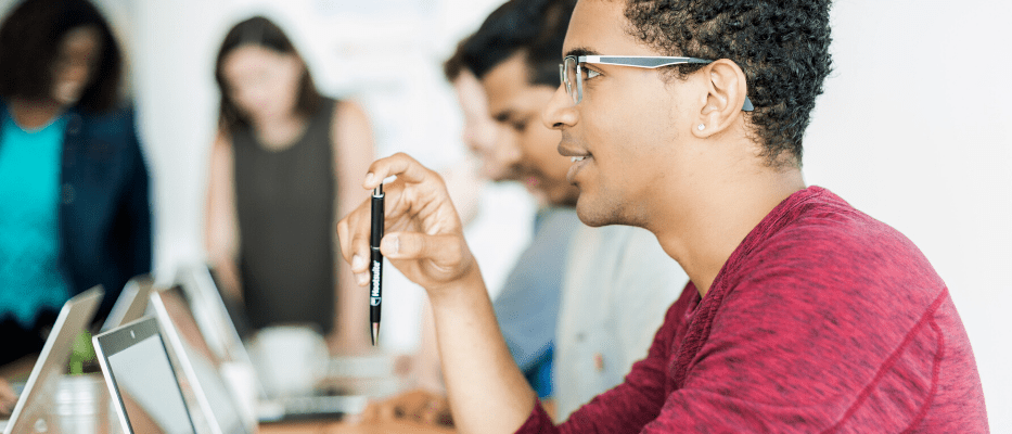 Étudiant à l'écoute pendant une formation dans une école bretonne