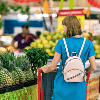 Une jeune femme qui fait ses courses dans un supermarché