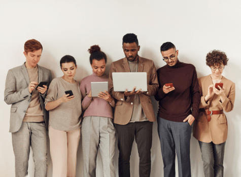 Groupe d'étudiants qui se forme à la vente multicanal à l'aide de leurs smartphones