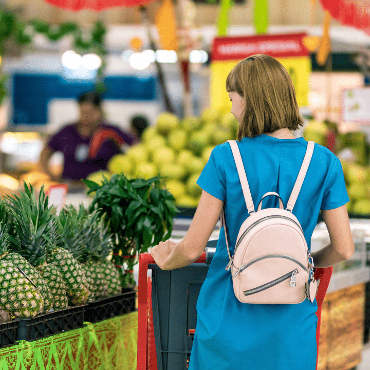 Jeune femme qui fait ses courses dans un supermarché