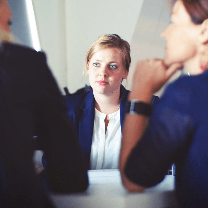 Femme à l'écoute en réunion professionnelle
