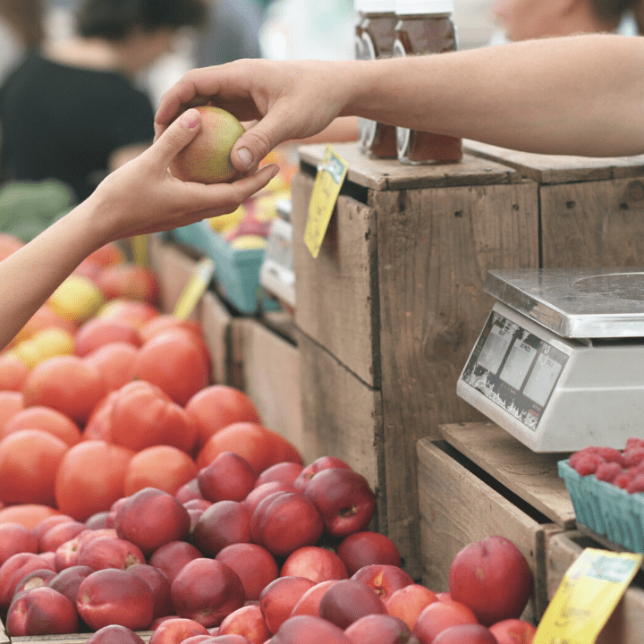 Étale de fruits dans un supermarché