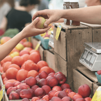 Un employé commercial qui aide une cliente dans un supermarché