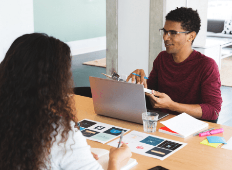 Jeune alternant en Bachelor Marketing qui mène une réunion