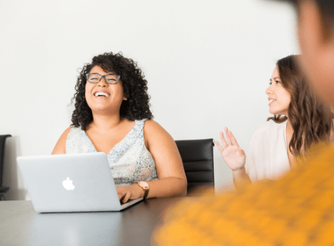 Jeune femme souriante pendant une réunion professionnelle