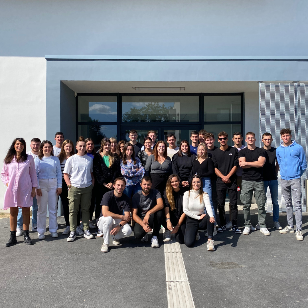 Photo étudiants pour la première de couverture sur la page "école Bruz"
